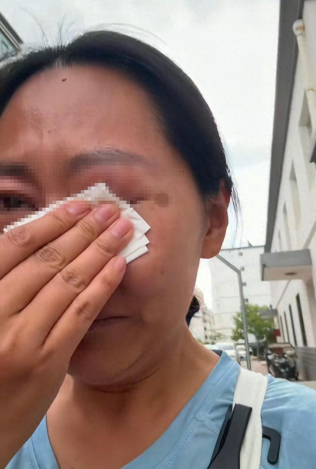甘肃，女子遛狗时，发现一个老人坐着轮椅，栽倒在沟里，她很着急就过去想扶老人，但她