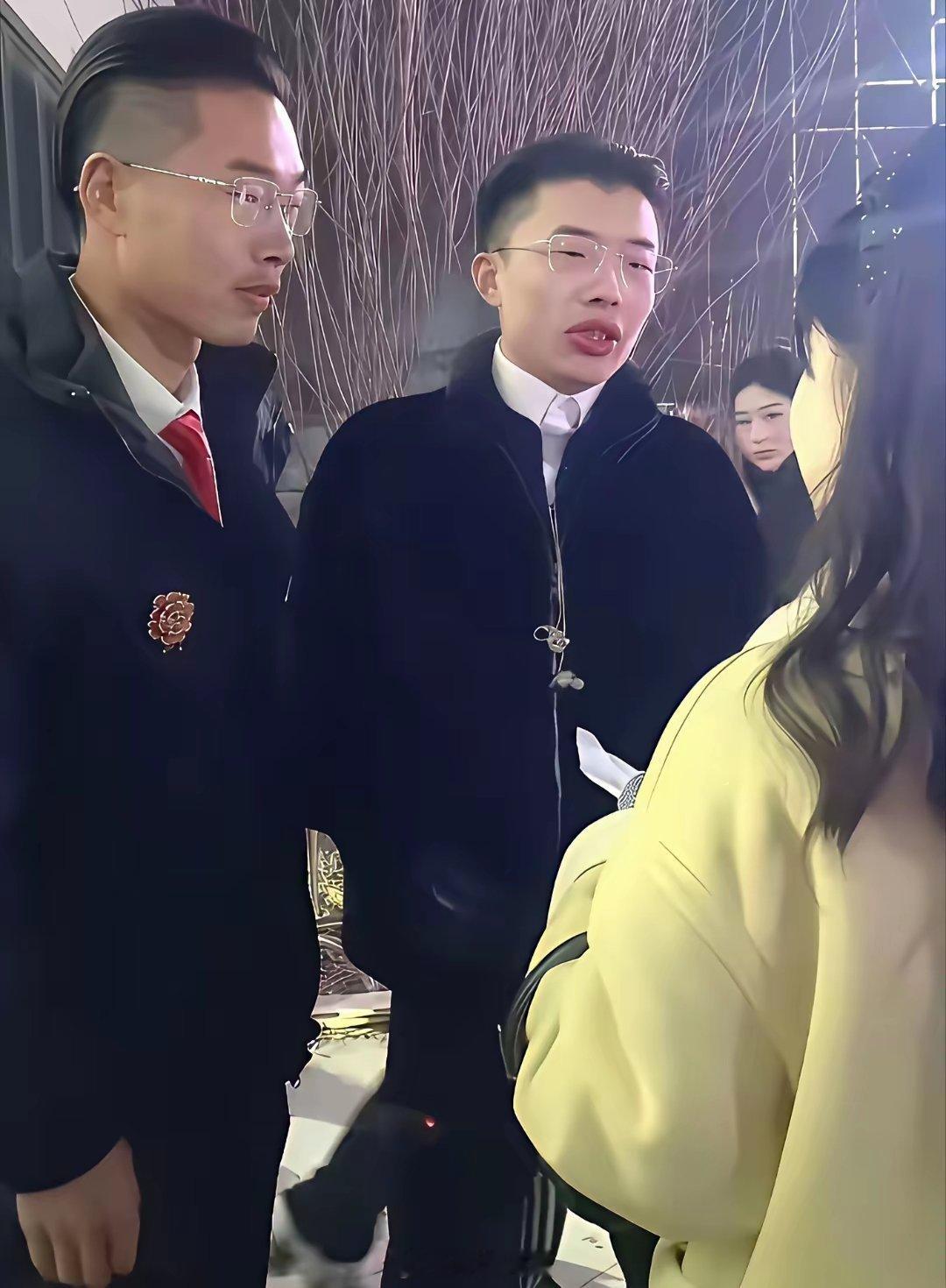 网红郭有才与表弟罕见同框，惊人相似引热议：这长相，简直可以“以假乱真”了！