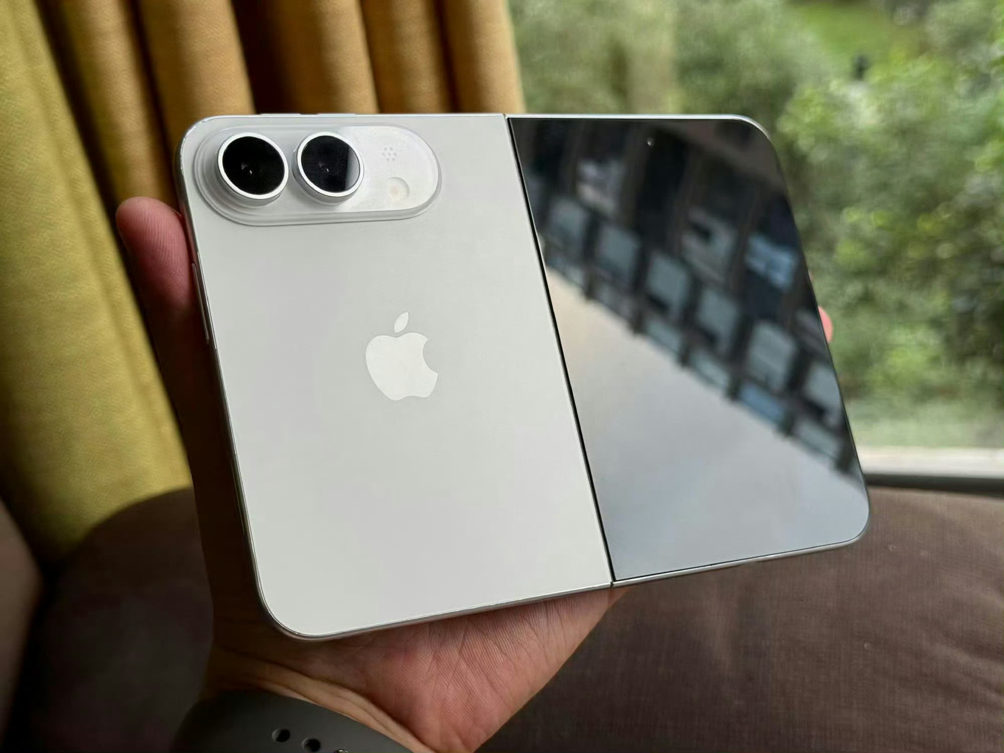 折叠iPhone三年路线图先等第一代折叠屏出来吧，看看效果怎么样再说，就像三星那