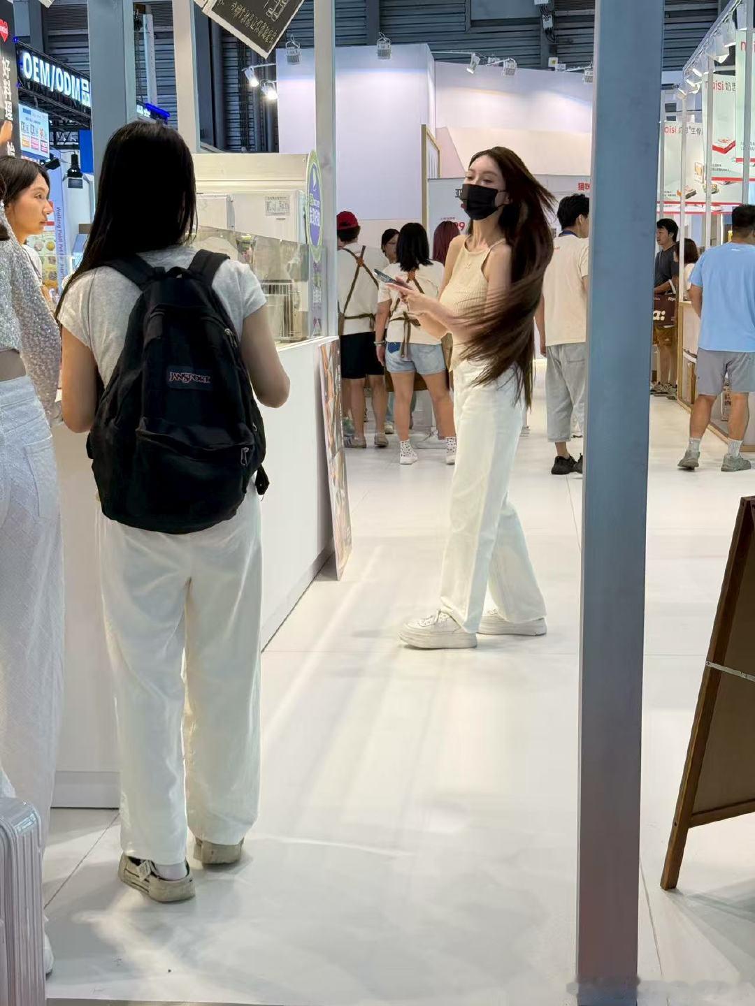 上海亚宠展偶遇叶珂上海亚宠展偶遇叶珂，原相机颜值都好抗打啊叶珂长发直腰​​