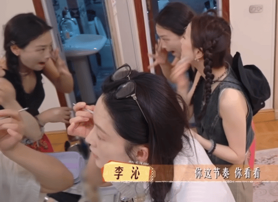 马思纯张雅琪这是化妆还是抽嘴巴子马思纯和张雅琪化妆这段笑到打鸣！手速快得像开二倍
