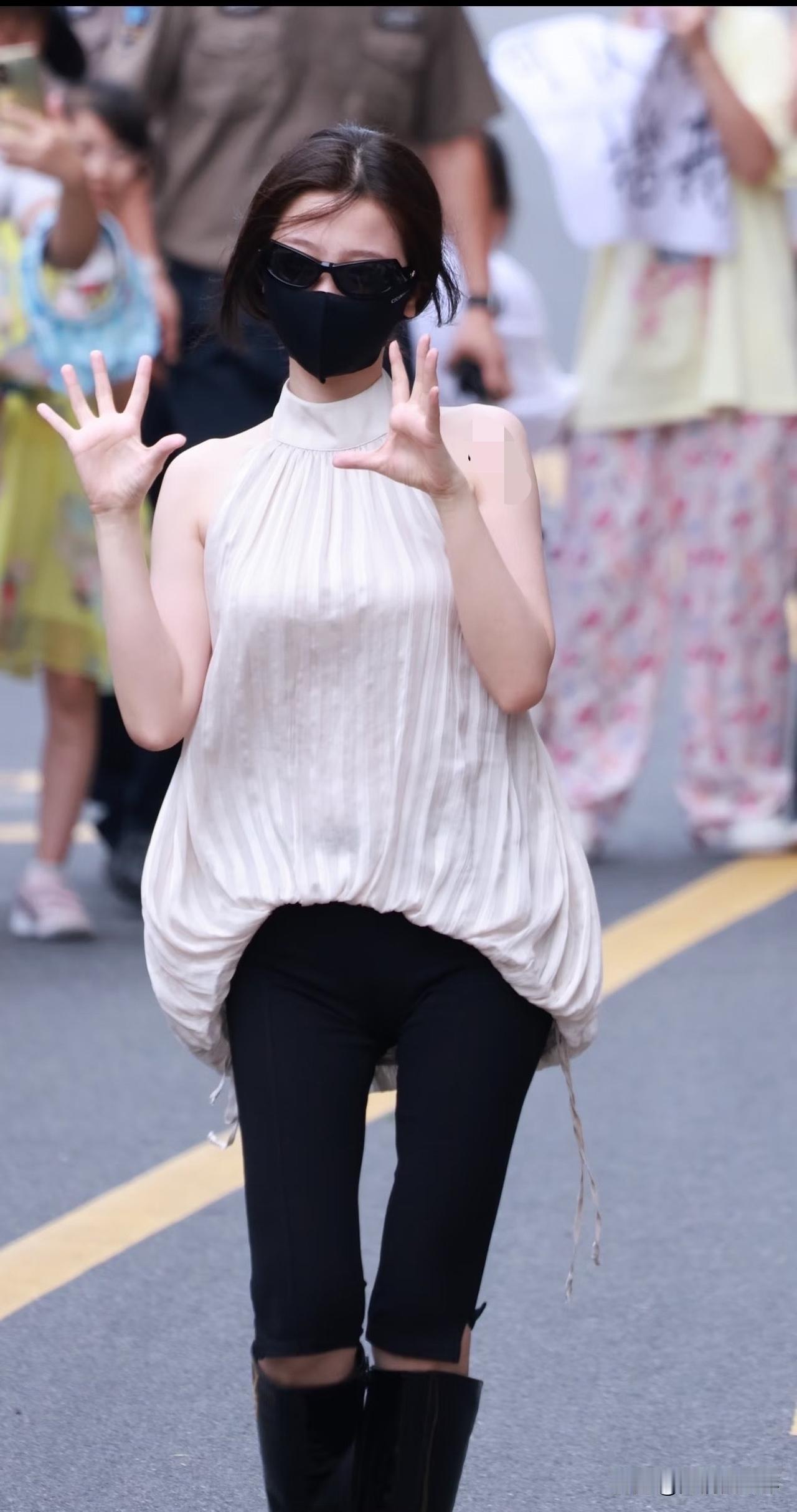 虞书欣最新上班路透穿搭堪称灾难现场，宽松挂脖白上衣硬搭紧身五分裤，再踩亮面长筒靴