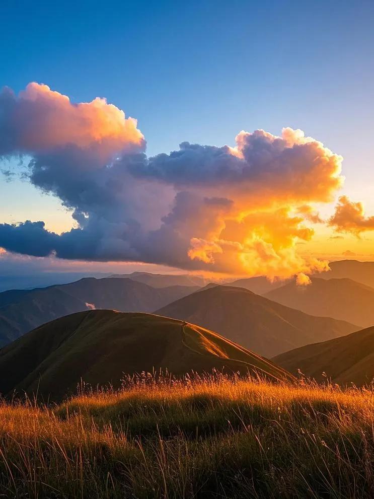 武功山的夕阳，为云朵披上五彩霓裳，形态各异，似在上演天空奇妙魔术秀。落入黄昏的云