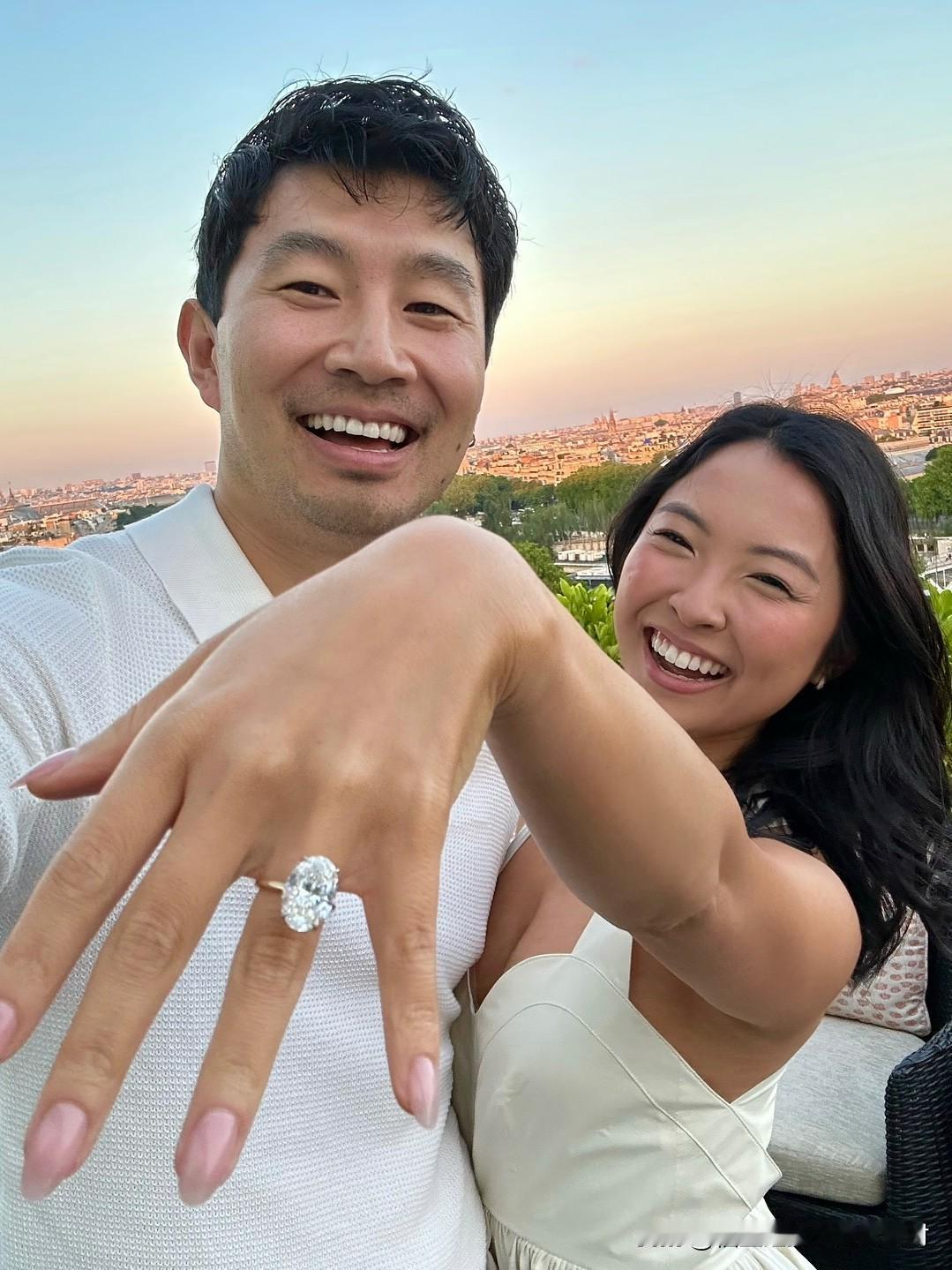 我刷到华裔男演员刘思慕求婚照片，那枚钻戒又大又闪💍亮瞎我的眼，不知道得花多少