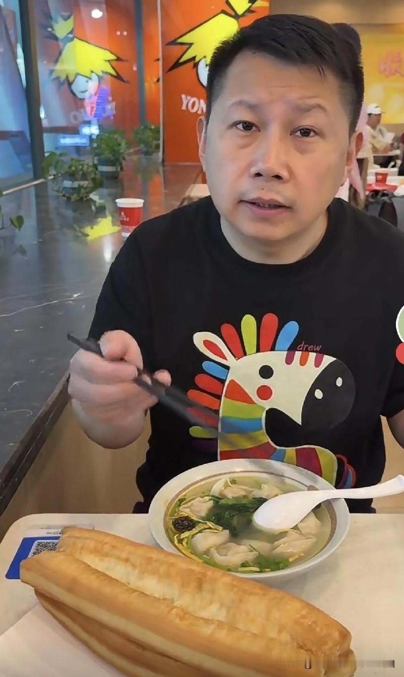 曾经的德云社大弟子何云伟，如今生活也挺接地气。他分享自己吃饭的日常，两根油条配上