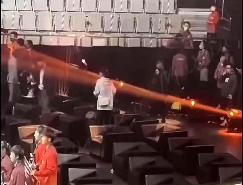 原来孙颖莎一直在看台上等王楚钦！著名的少女的祈祷那次，时隔八百多天后王楚钦的