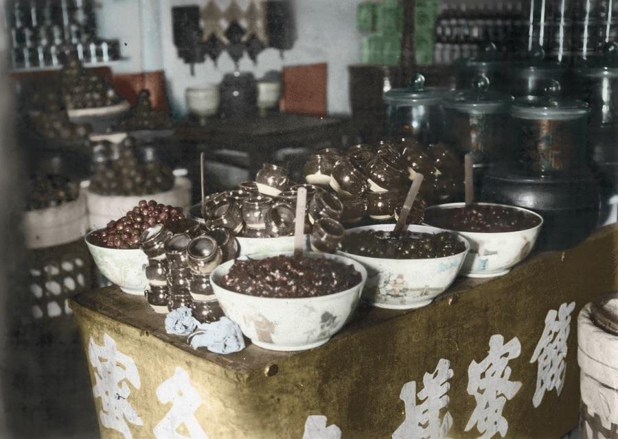 1930年代的江南蜜饯铺子，那股子甜香能飘半条街，街坊邻居闭着眼都能闻出是哪家的