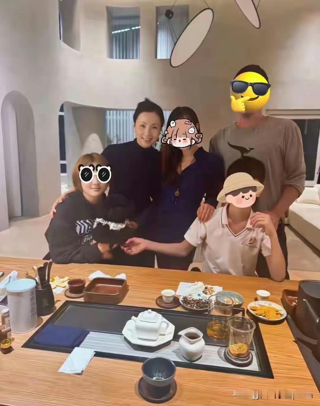 嚯，陶虹家这客厅挑高十米多，300平豪宅，赶上小型体育馆了！这聚餐场面得多热闹啊