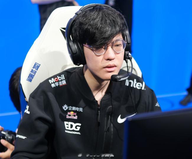 英雄联盟为什么jiejie每次涅槃都能直接去登峰因为他清醒知道不是队伍成绩好工