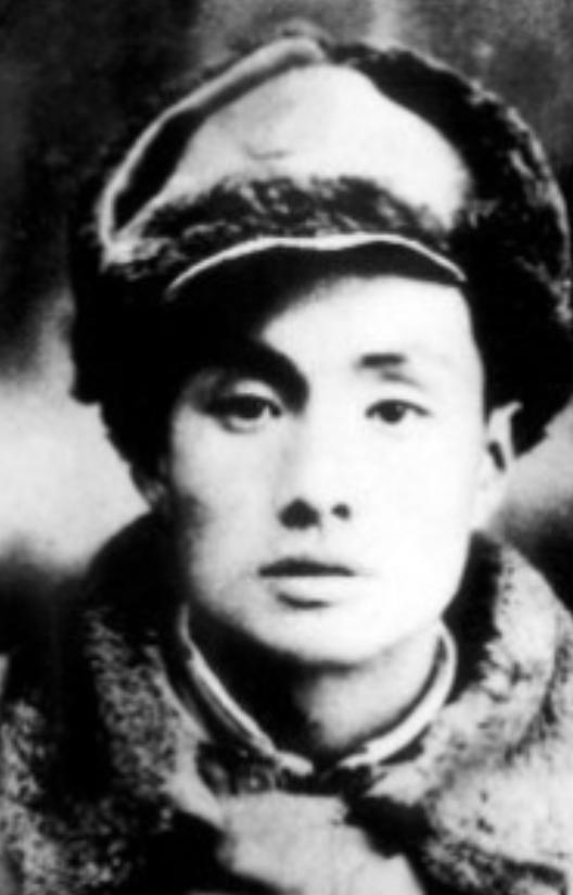 1943年，武工队长侦察敌情时，手枪突然从腰间滑落，还被伪军撞见，可他却不屑地说
