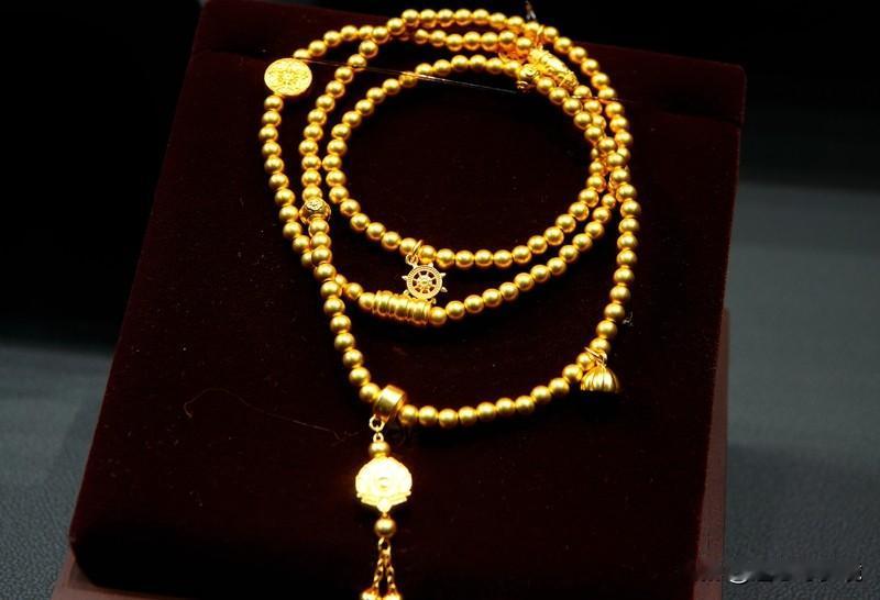 金饰价格破1400元黄金回收加工却遇冷2025年12月26日，国内金饰价格迎来