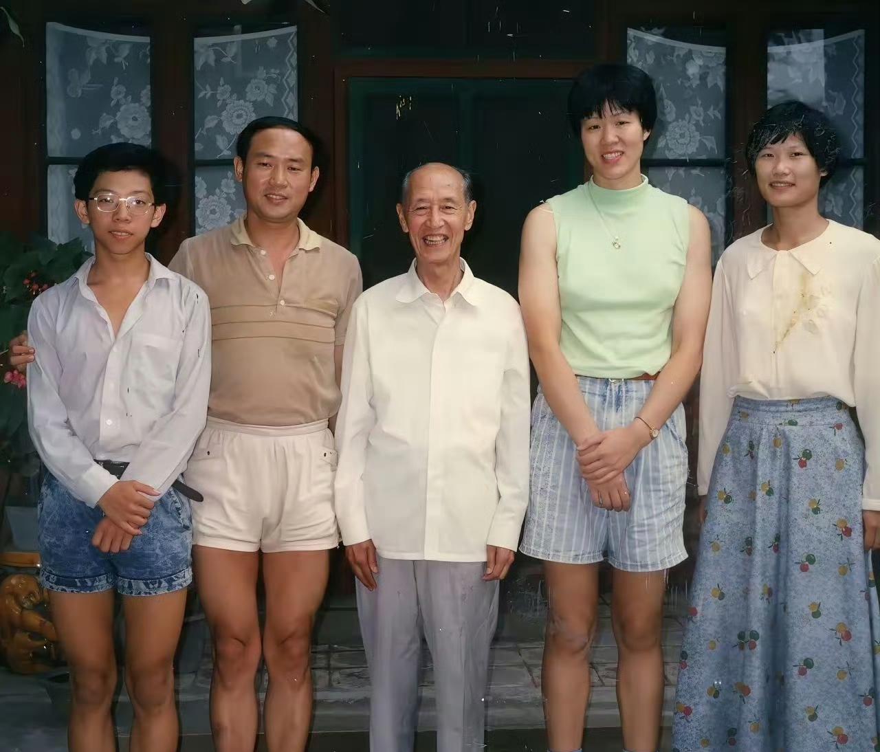 90年代，胡海泉跟着爸爸拜访作家臧克家，一张罕见的合影，从镜头中我们可以看到，出