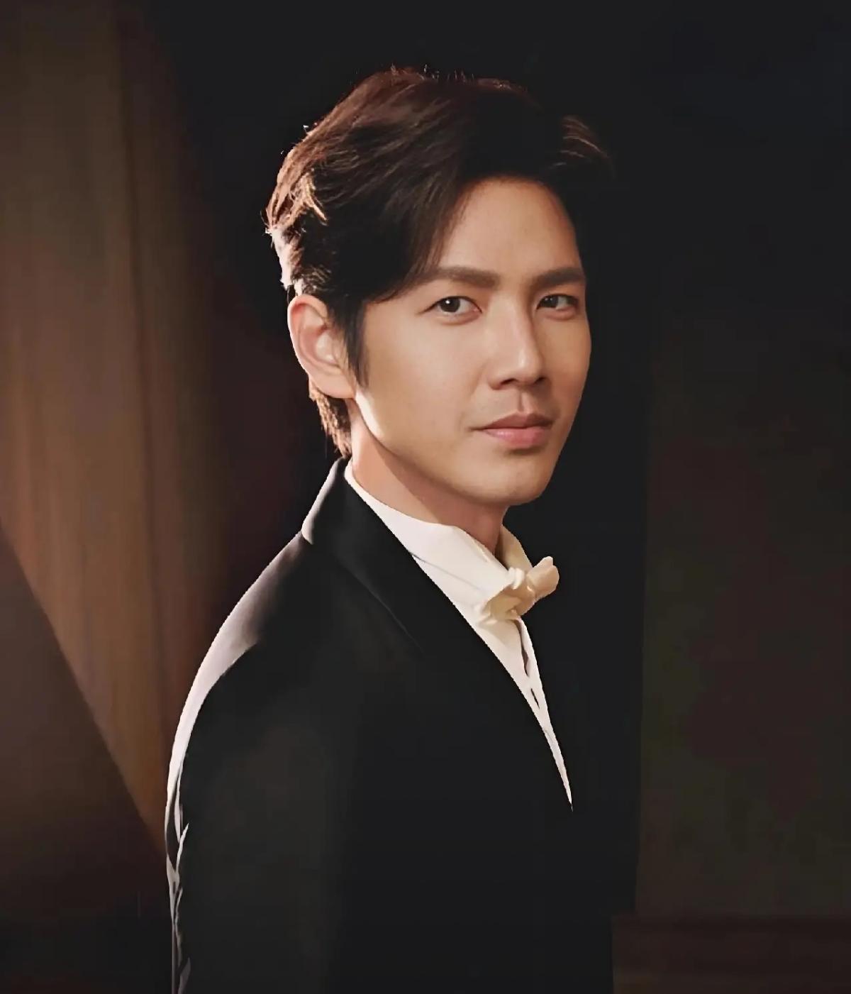 钟汉良啊钟汉良，你是不是吃了“不老药”了啊，明明年纪都这么大了，看起来还是那