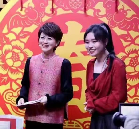 李雪琴，吃一半婚礼酒席跑去健身了！3月10日中午，李雪琴参加好友婚礼，正搂席