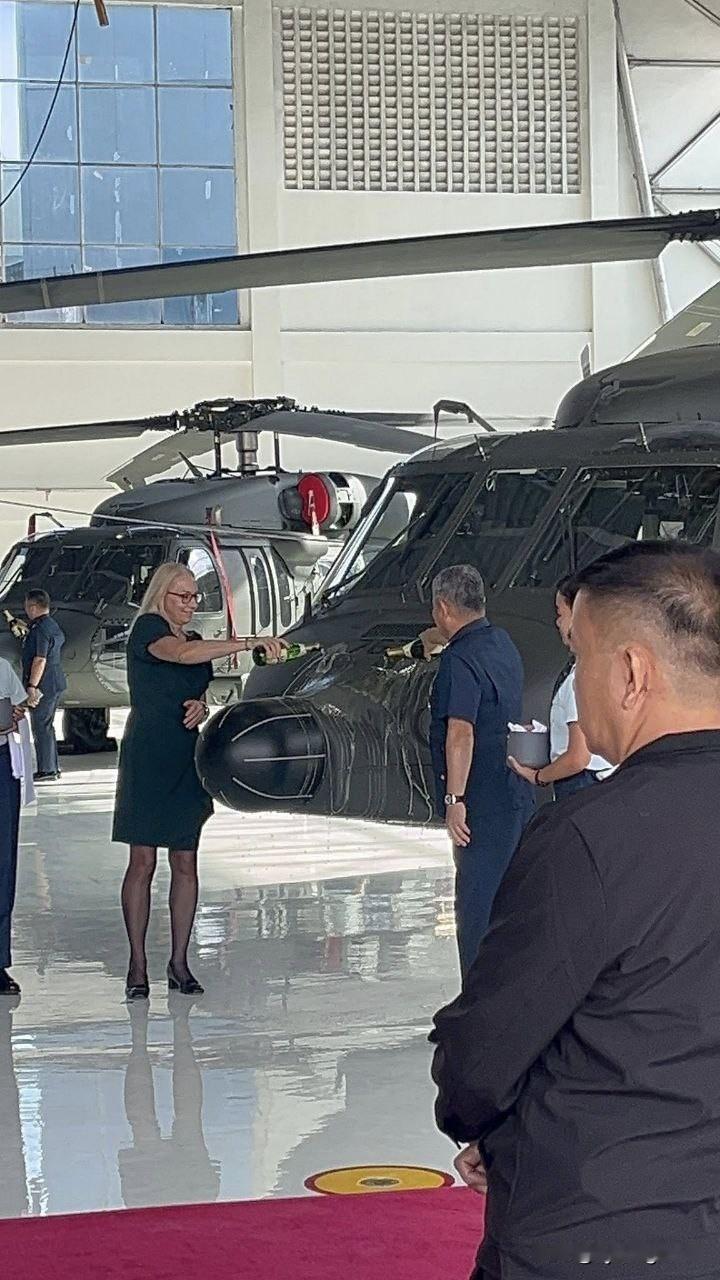 🚁🇵🇱🇵🇭波兰向马尼拉交付全新S-70i黑鹰直升机1月23日，菲律