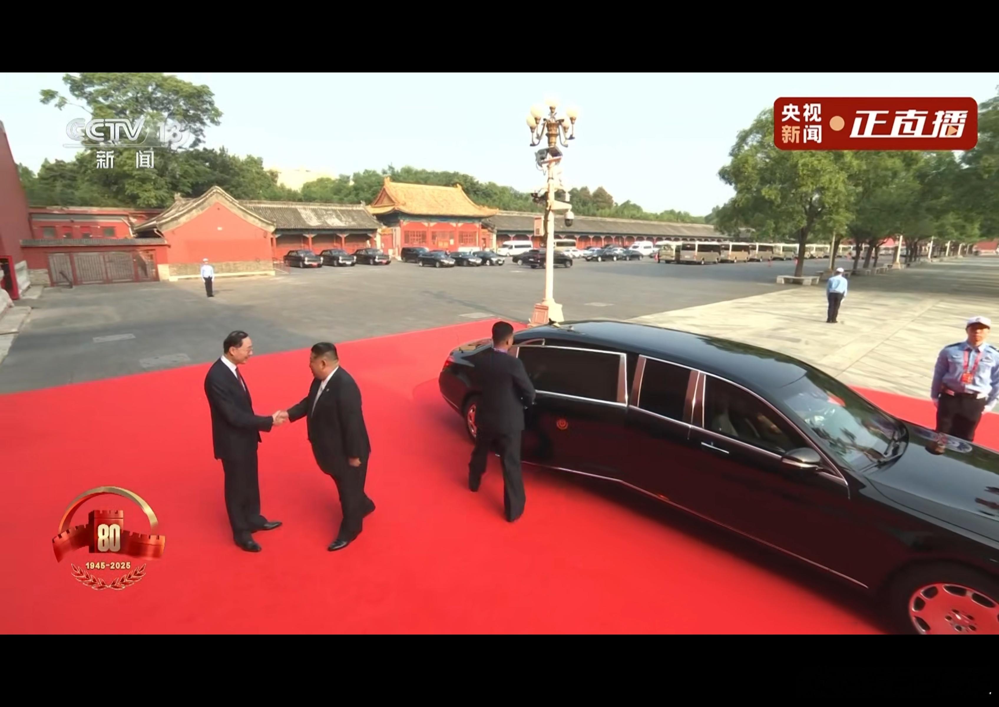 九三盛大阅兵这次给足了金正恩排面啊，下车前就开始给镜头了​​​