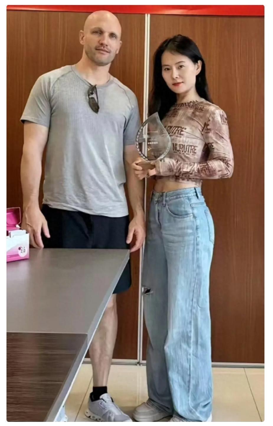 天道好轮回！一味滤镜美化跨国婚姻的网红小易翻车，精心打造的完美人设碎了一地。