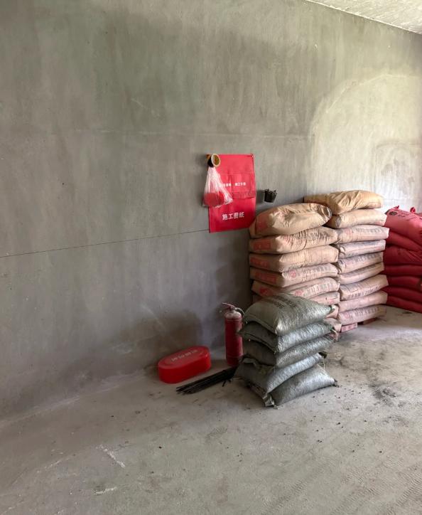 闺蜜家装修，全包给装修公司，以为自己省心了，结果住进去半年，卫生间玻璃胶全发霉发