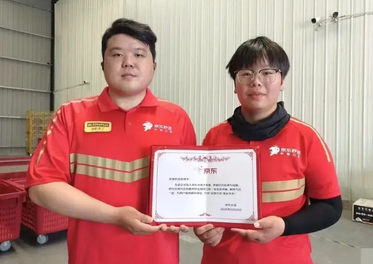 发现没？东子给这个05后送外卖抚养弟弟妹妹的女生买了五险一金，根本就不是为了