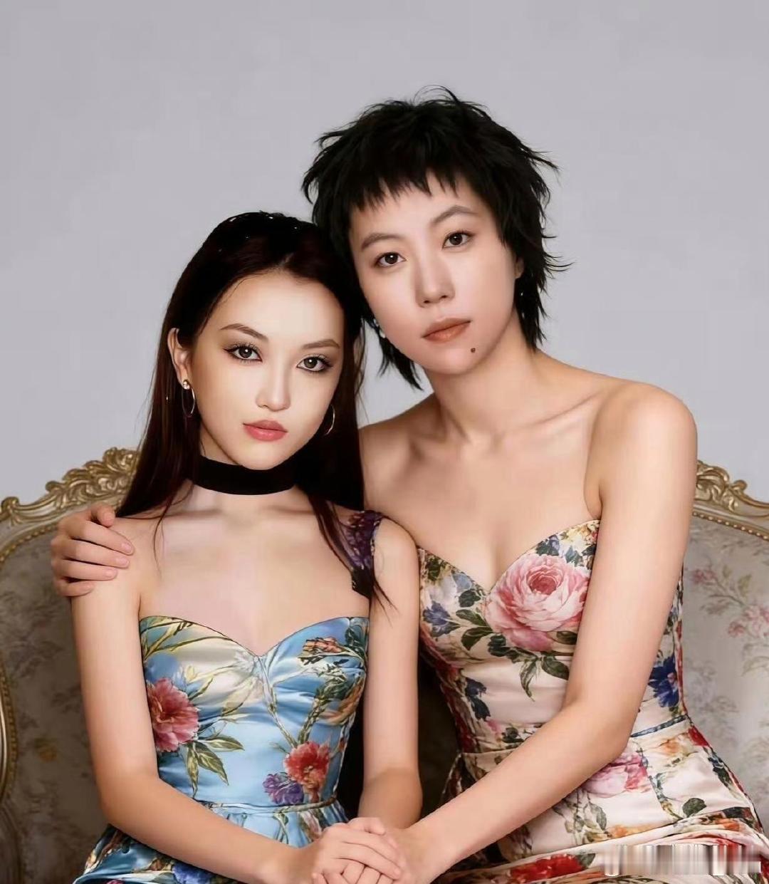 王菲的﻿‌‍两个女儿李嫣和窦靖童同框拍﻿‎‍大‎⁠片⁠，照‏⁠片一‎出‏‎⁠来，网上直接炸了—‍—这