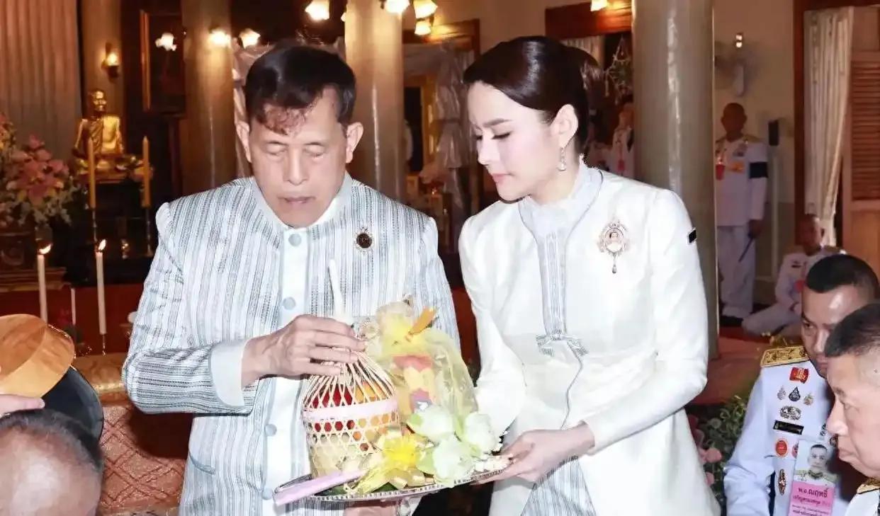 泰王玛哈这是要金屋藏娇啊！开战斗机的活儿留给老婆苏提达，国外出访的门面事要老婆