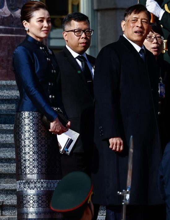 泰国国王访华第二天出席北京欢迎仪式！11月14日玛哈国王带着妻子苏提达到人民大会