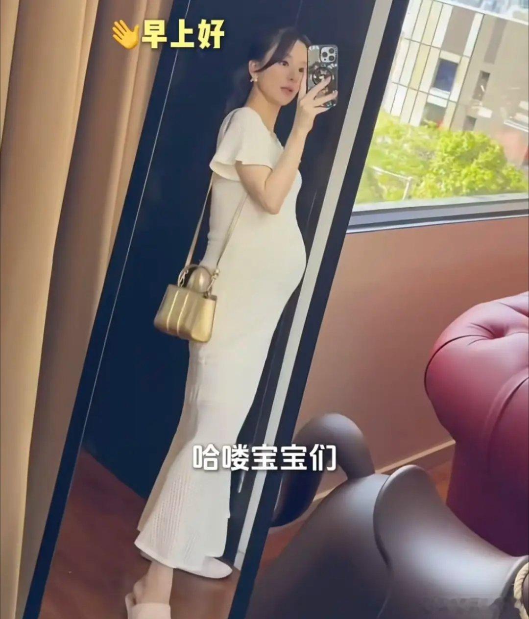 方媛穿拖鞋逛商场，为3宝买小衣服，买尿不湿，肚脐往外凸快生了​​​