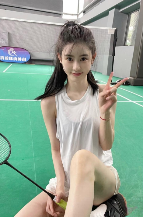 刚刚交往的女大学生，爱运动，身材也好棒