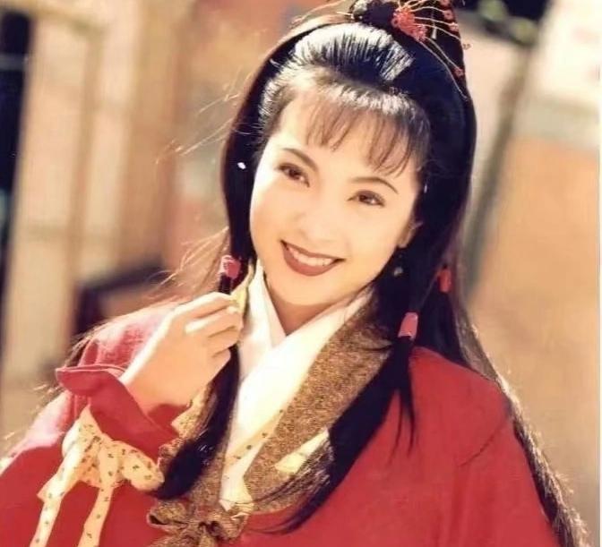 郭芙这名字一出口就犯了祖宗忌讳。黄蓉自己叫“蓉”，女儿偏取“芙”。知道“芙蓉