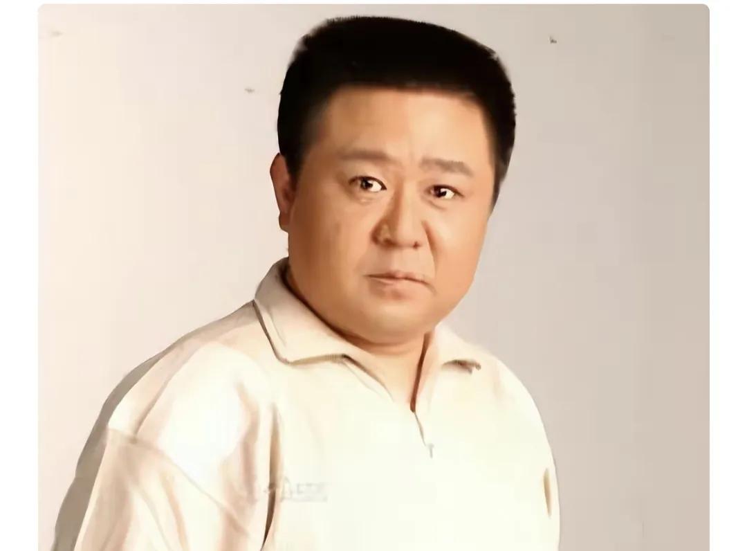 难怪梁冠华在娱乐圈一直慢悠悠的，不减肥没戏拍也没有危机感，原来家境很好呢。按理说