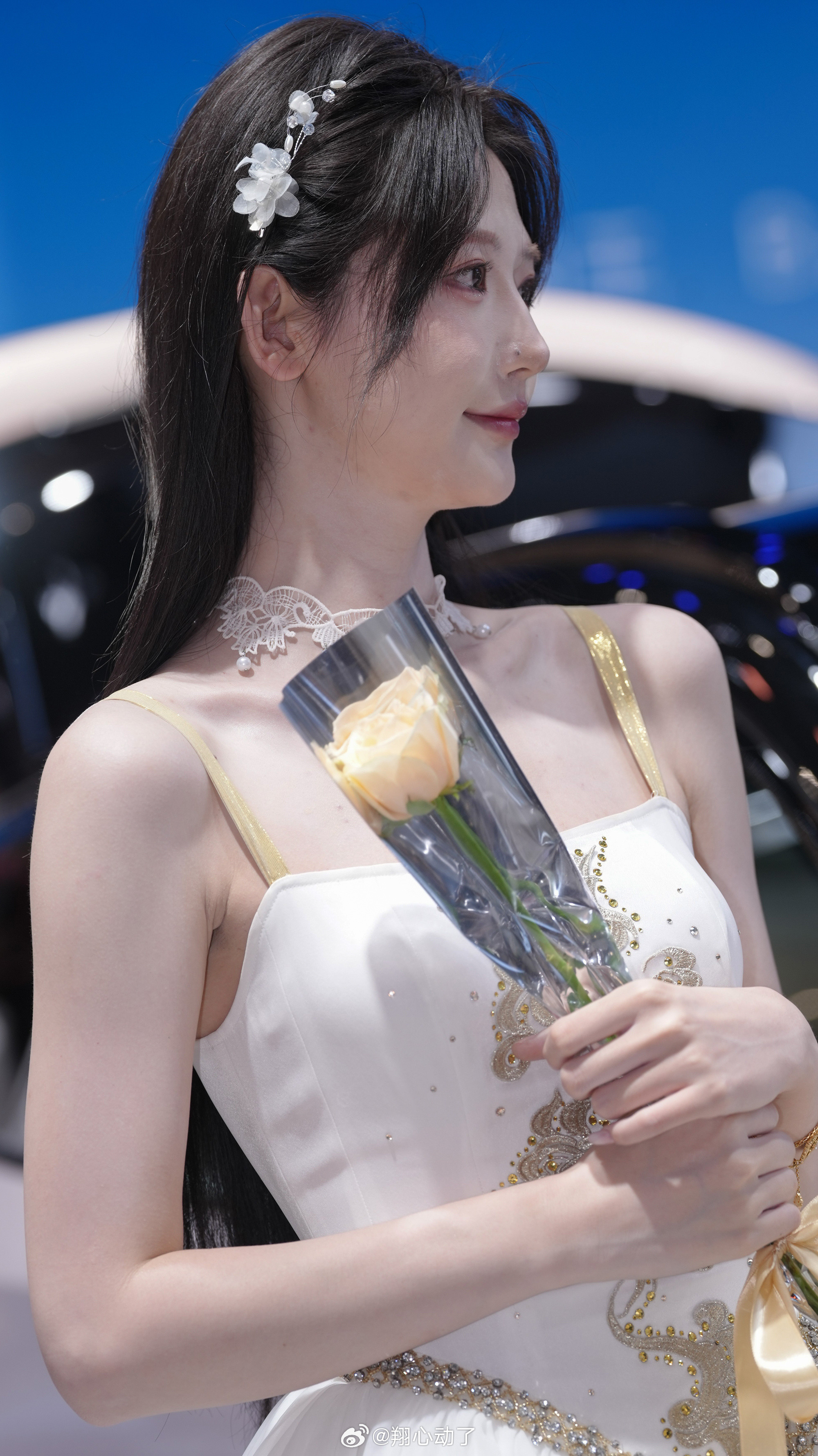 白裙子配黄丝带，再加一束玫瑰花,这套甜得刚刚好!10721街拍我的摄影日记街拍穿搭时尚街拍
