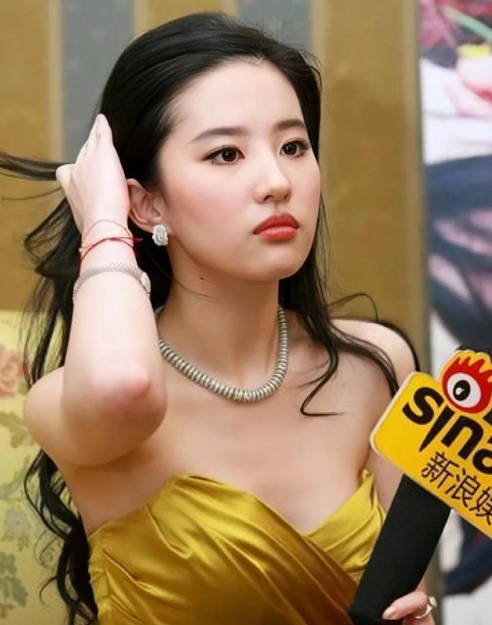 刘亦菲真的太美了，一个撩发的动作，都能这么妩媚多姿。#明星刘亦菲#