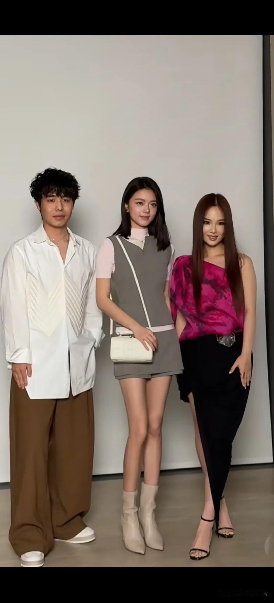 知道赵今麦漂亮，却没想到她身材比例这么好，这腰线都快到别人的腹部了。她现身成都