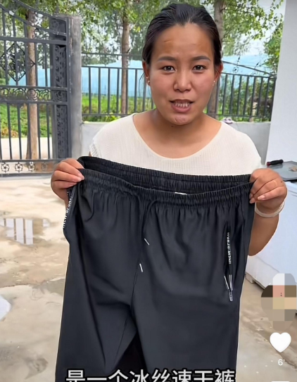 阿杜在视频里终于摊牌了，他只爱依依一个孩子，对恩泽和瑶瑶完全不上心，这偏心程度看