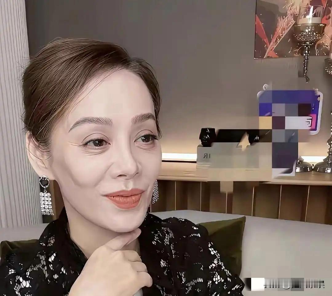 宁静，真实状态曝光！最近的一场直播中，宁静竟关掉了美颜滤镜，不化妆，不填充，