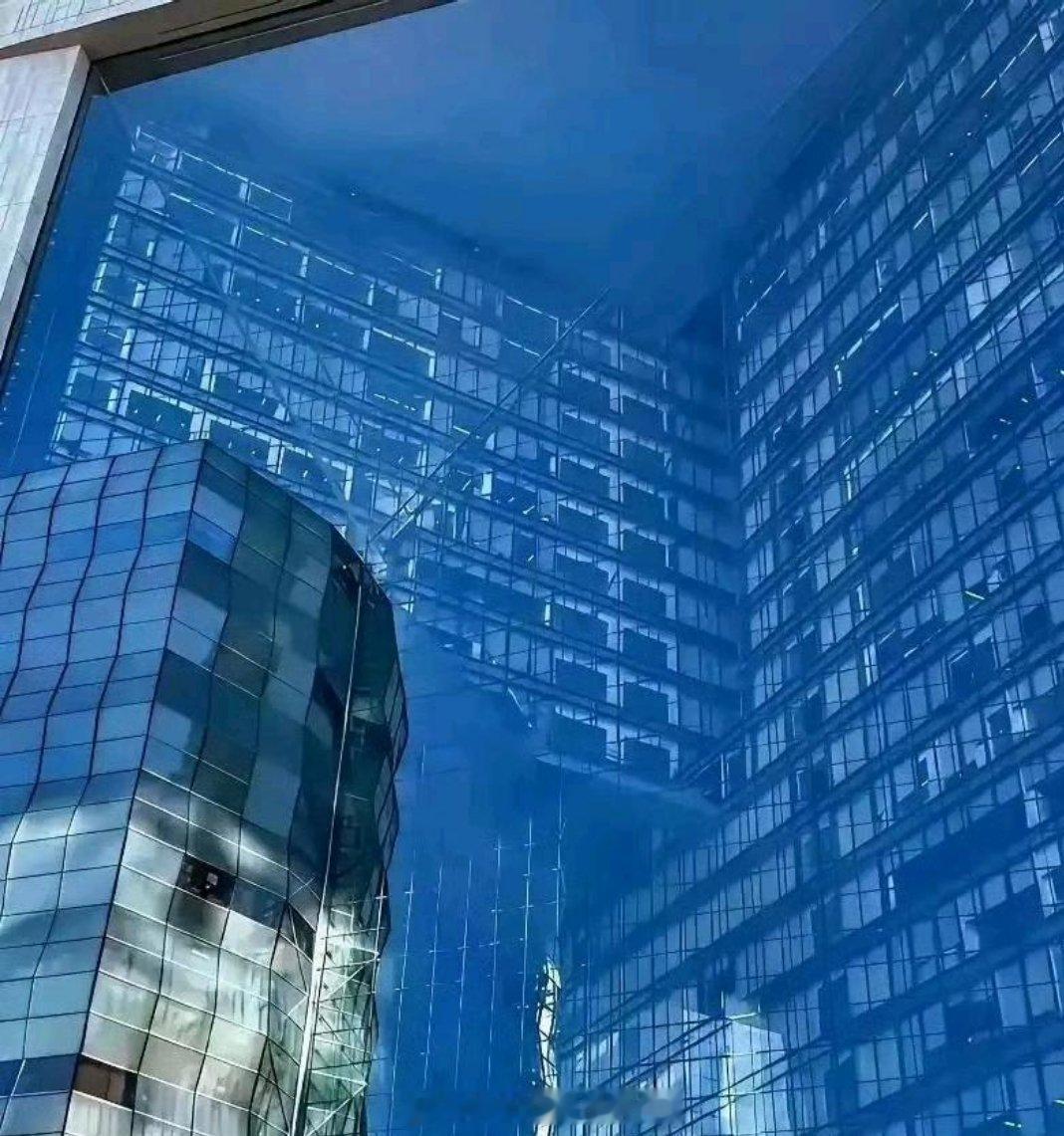这大玻璃是怎么装上去的，太几何学了