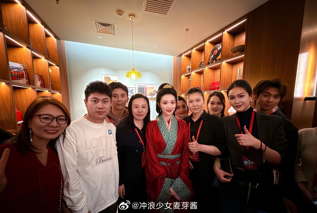 明星和普通人差别真大，怪不得他被称为小刘亦菲。