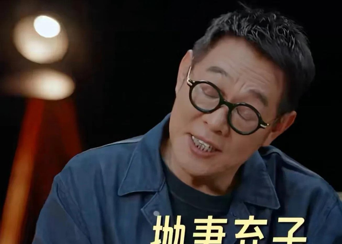 李连杰终于站出来把“抛妻弃子”这顶帽子摘了。他在最新的访谈里说，当年跟黄秋燕离婚是握了手的，财产全留
