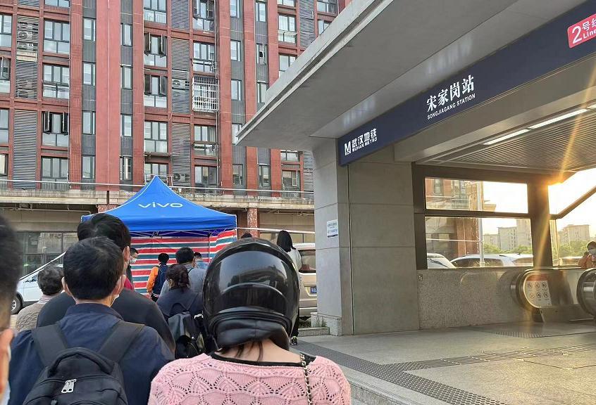 武汉城事！近日有网友反映：宋家岗地铁站A出口，麻木成群，堵塞电动车两边通道，