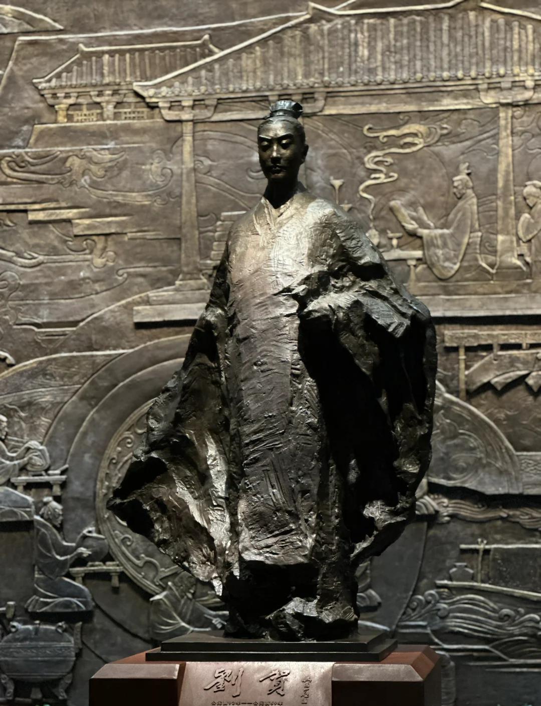 刘贺只是败在了权力之争，他并不傻更不荒淫，班固的《汉书》都在为他鸣不平一个人