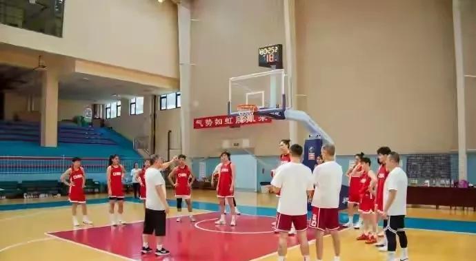 中国女篮结束第一周夏训张子宇因为高原反应比较大还在逐渐适应老宫，应该到珠峰顶