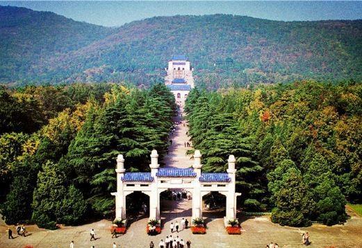 今天是国庆假期，文旅消费城市榜发布了。不负众望，北京位列第4名。第1名可能出乎