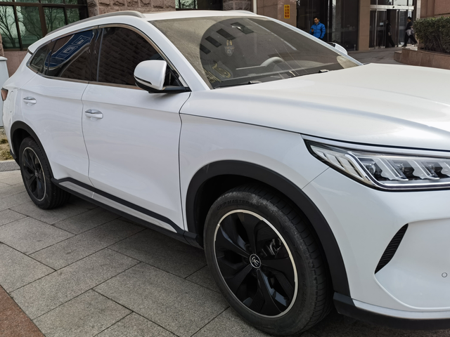 宋PLUS轮毂黑化俗话说：人靠衣装马靠鞍，咱自己动手给轮毂美化一番，是不是看起