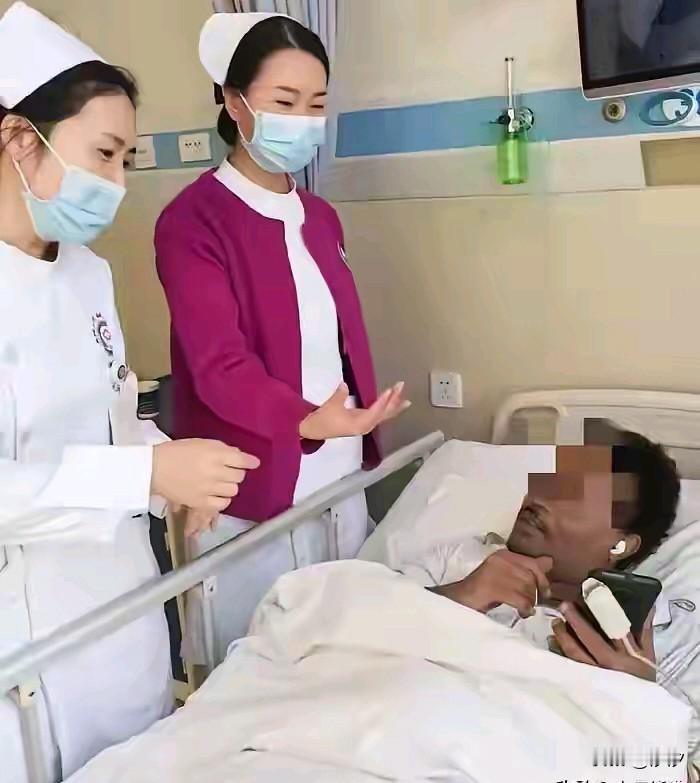 厦门某医院救治了一位非洲留学生，医院高度重视留学生的病情，抽调医院的专家会诊