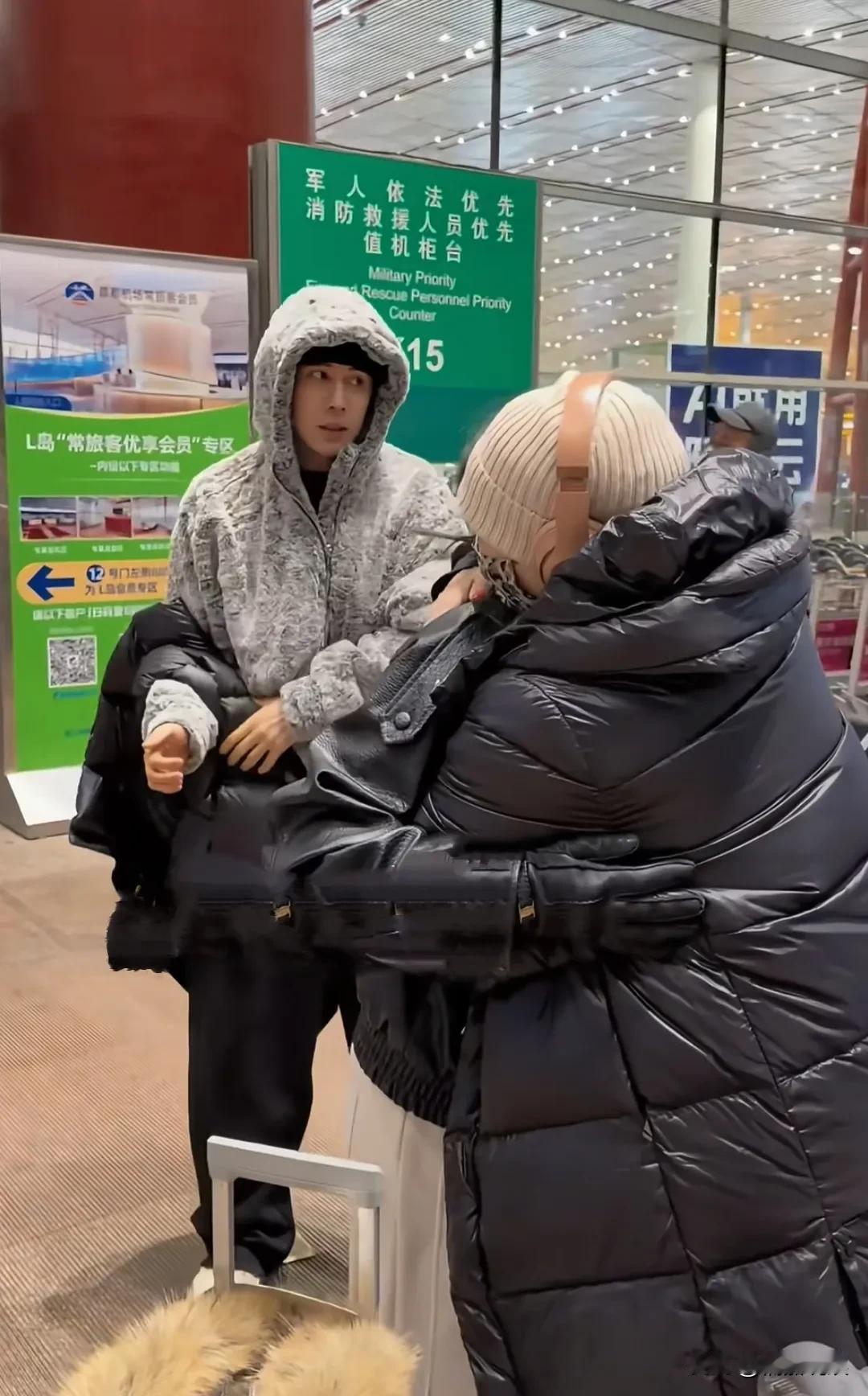 张伦硕完全融入了钟丽缇家里，与三个继女真的处成了非常好的父女关系。夫妻俩去到机