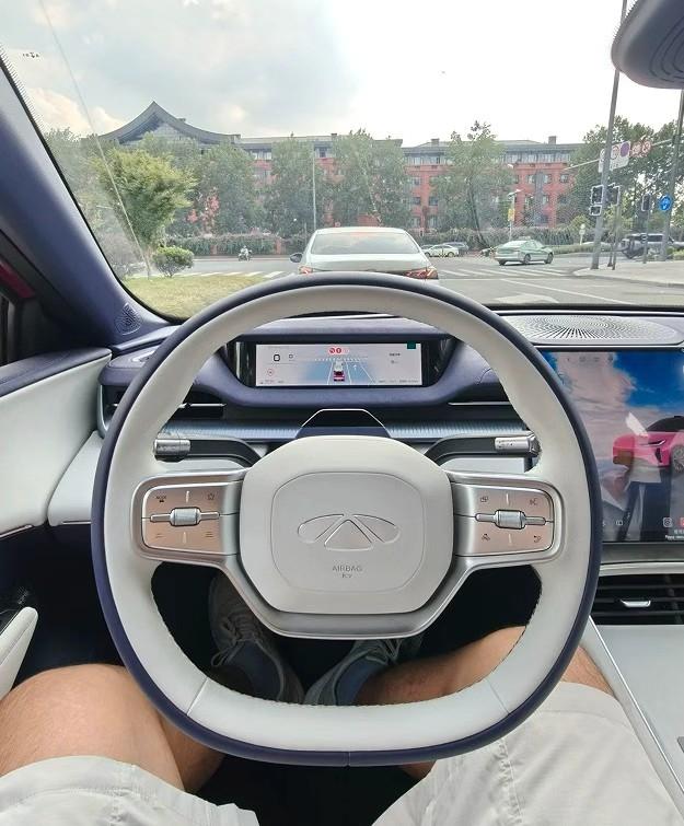 特意预约去试驾风云A9，在市区和快速路上跑了快一个小时。开完之后，我对10万级纯