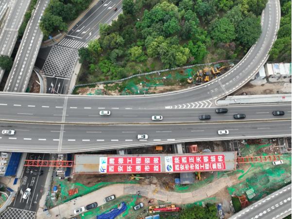 近日，西安“三桥新街—大庆路—长乐路微改造工程”半坡桥拓宽段，已进入曲线大跨径钢
