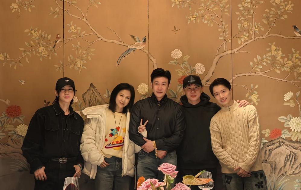 陆毅50岁生日，关智斌人还在横店拍《逆天奇案2》，却被P进了庆生照。这操作你敢