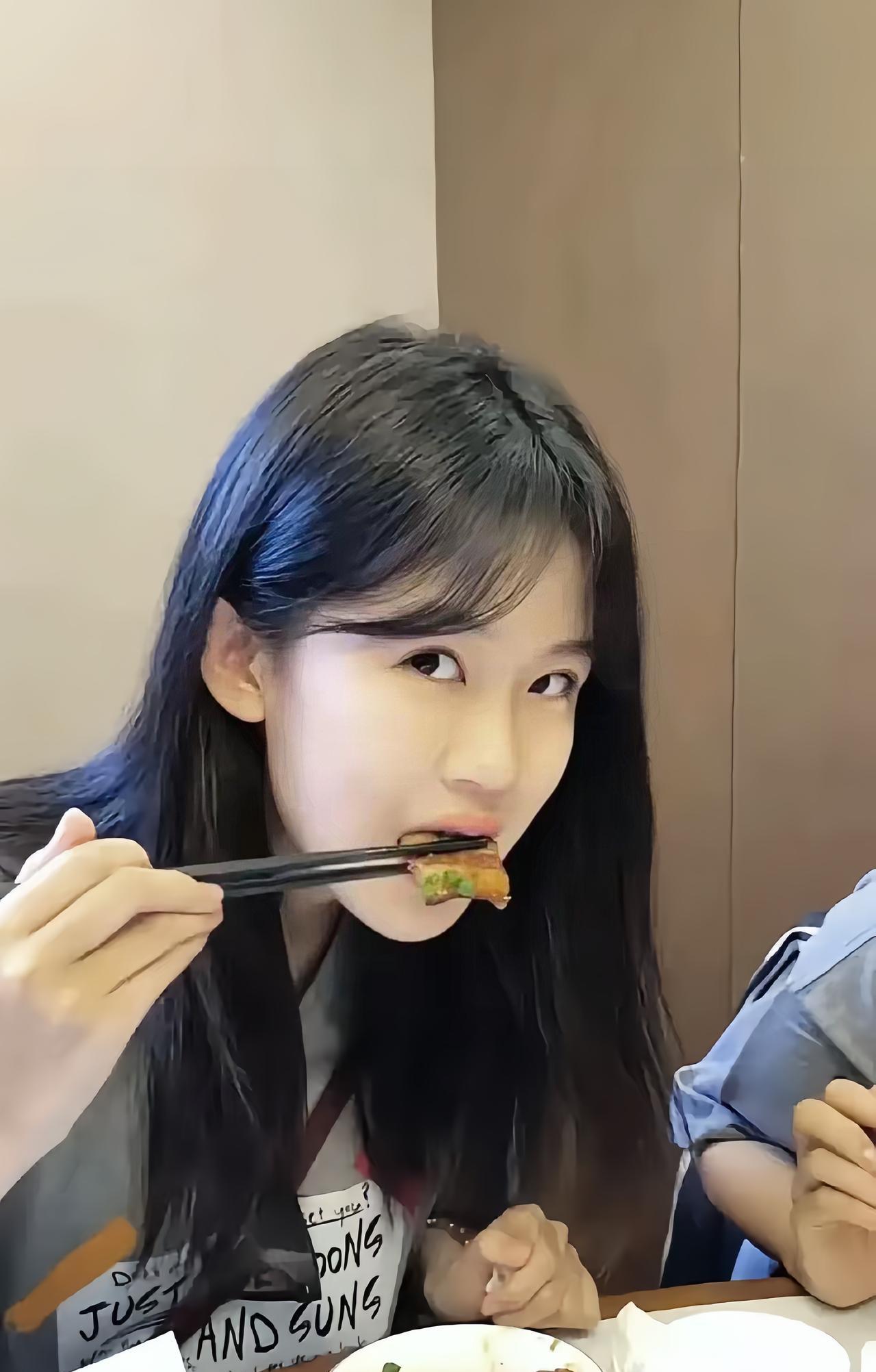 陆毅的大女儿陆雨萱，已经16岁了，长得很漂亮，颜值方面，在星二代中是比较好的了。