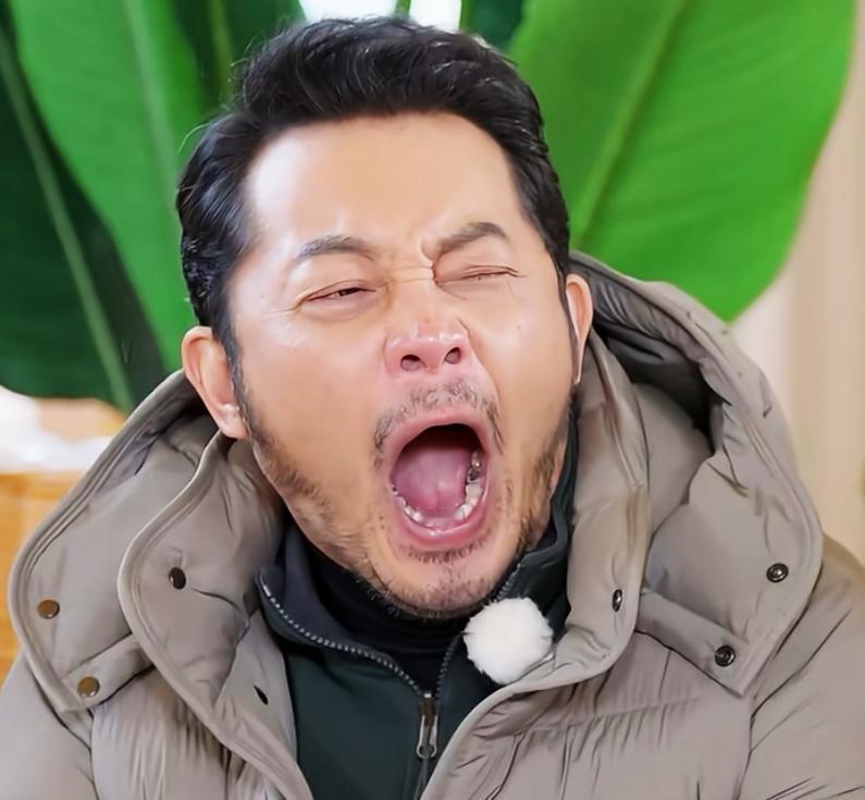 这两天热搜又被沙溢承包了！在最新综艺里，这位“东北喜剧人”打哈欠时镜头怼脸拍，左